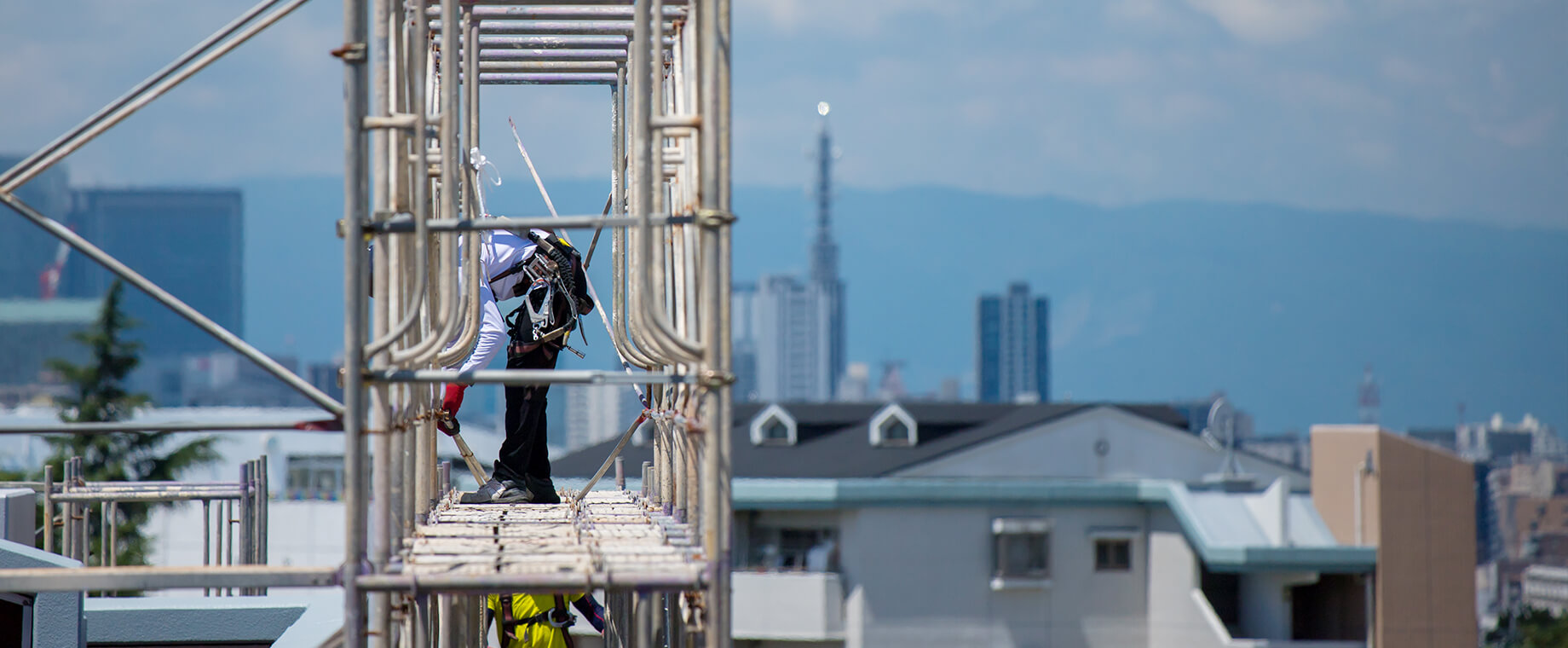 足場から築く、未来への一歩。 沖縄県の足場組立・解体工事は株式会社心工業へ